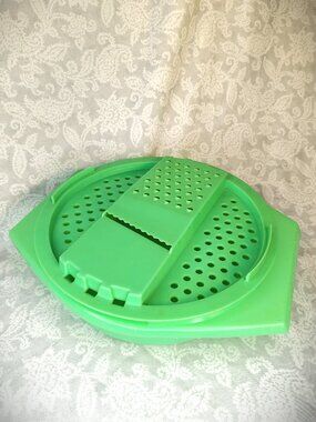 Vintage 1960-70s Tupperware Jadeite Green grater/ slicer bowl set